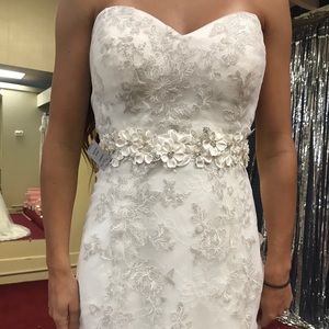 [SOLD] NWT Gorgeous Wedding Dress